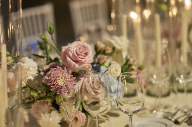 Bir buket pembe çiçek. Düğün masası dekoru. Şenlik sofrası. Şenlikli masa dekorasyonu. Yüksek kalite fotoğraf