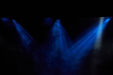 Sahne ışıkları boş mavi arkaplanı aydınlatıyor. Yüksek kalite fotoğraf