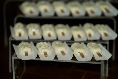 Parti için tatlı masası. Kekler, tatlılık ve çiçekler. Yüksek kalite fotoğraf