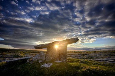 Poulnabrone Dolmen üzerinde gün batımı İrlanda 'nın batısındaki Burren, County Clare' de antik bir geçit mezarı. Yüksek kalite fotoğraf