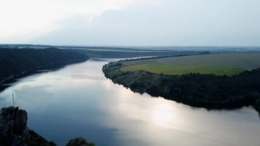 Sunset 'teki Orman ve Dağlarla çevrili Manzaralı Dolaşan Nehir Manzarası. Hava Aracı Atışı. Klondike Otoyolu, Yukon, Kanada yakınlarında çekilmiş. projeniz için video.