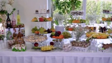 Doğranmış antipasto eti masada yavaşça döner. Siyah bir arka planda. projeniz için video.