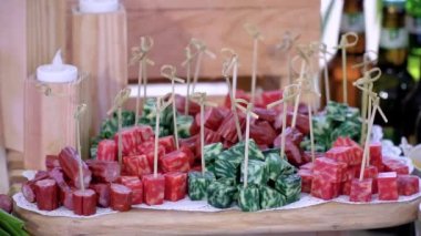 Doğranmış antipasto eti masada yavaşça döner. Siyah bir arka planda. projeniz için video.