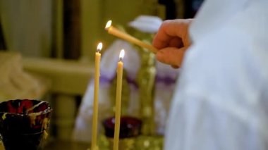 Çocuklar kilisedeki ilk komünyonu ellerinde mumlarla beyaz elbiseler içinde yaparlar. projeniz için video.