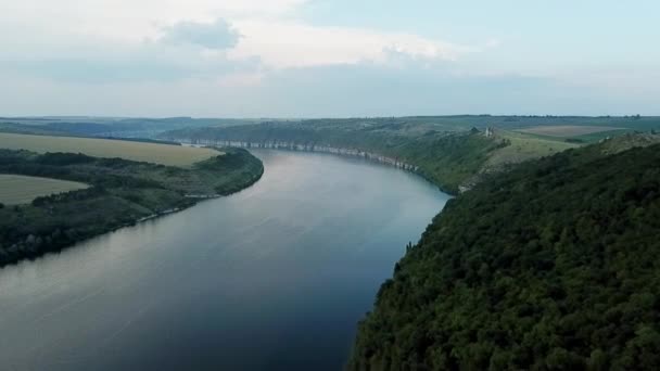 美丽的风景蜿蜒的河流 被落日下的森林和山脉环绕 空降飞行员中枪 在加拿大育空地区克朗代克公路附近拍摄 为你的项目录象 — 图库视频影像