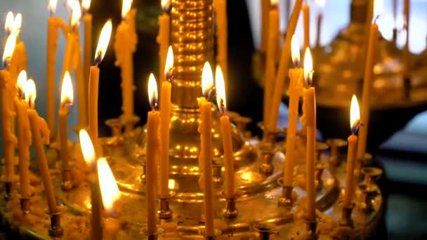 Діти Приймають Перше Причастя Церкві Білих Сукнях Тримаючи Руках Свічки — стокове відео