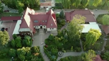 Küçük bir Amerikan banliyö evinin 4K görüntüsü, gelişmekte olan diğer evlerin çatılarını gösteriyor. projeniz için video.