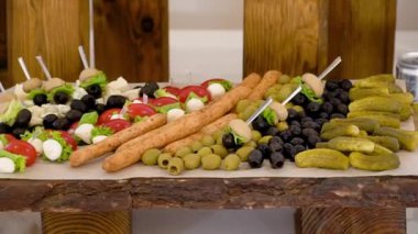 Doğranmış antipasto eti masada yavaşça döner. Siyah bir arka planda. projeniz için video.