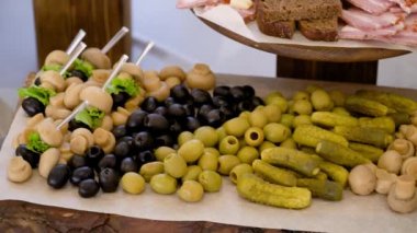 Doğranmış antipasto eti masada yavaşça döner. Siyah bir arka planda. projeniz için video.