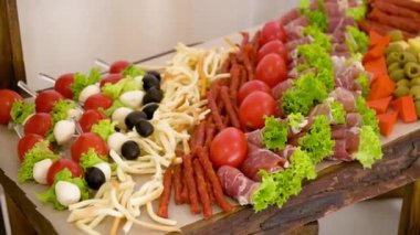 Doğranmış antipasto eti masada yavaşça döner. Siyah bir arka planda. projeniz için video.