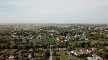 Geleneksel hava eski ahşap evler fakir köy, kirli yol sokakları. Sıradan insanların Baykal bölgesi hayatı. Belirgin kırsal Buryatia arka bahçeleri. Arabayı ıssız bir yola sür. video için
