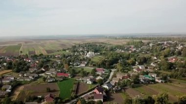 Geleneksel hava eski ahşap evler fakir köy, kirli yol sokakları. Sıradan insanların Baykal bölgesi hayatı. Belirgin kırsal Buryatia arka bahçeleri. Arabayı ıssız bir yola sür. video için