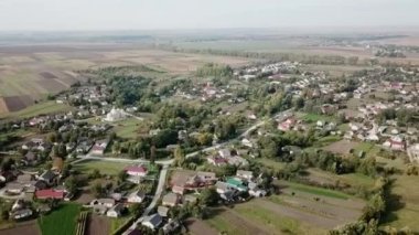 Geleneksel hava eski ahşap evler fakir köy, kirli yol sokakları. Sıradan insanların Baykal bölgesi hayatı. Belirgin kırsal Buryatia arka bahçeleri. Arabayı ıssız bir yola sür. video için