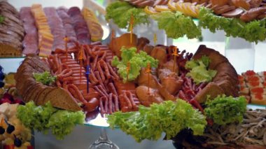 Doğranmış antipasto eti masada yavaşça döner. Siyah bir arka planda. projeniz için video.