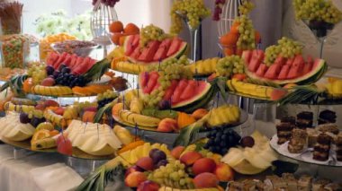 Doğranmış antipasto eti masada yavaşça döner. Siyah bir arka planda. projeniz için video.