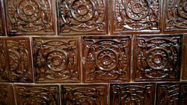 Seramik fayanslar yerleştiriliyor. Parçaları ölçüyor ve kesiyor. İnşaat, yenileme, onarım. Fayansları keser. Döşeme kesimi. projeniz için video.