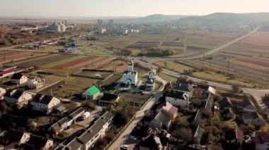 Buğday tarlasının en üst manzarası. Ağır çekim. Buğday tarlasının üzerinde uçuyor. Modern tarım. Baharda yeşil buğday tarlasında uçan dron. Tarım endüstrisinde teknolojik yenilik. Videonuz için