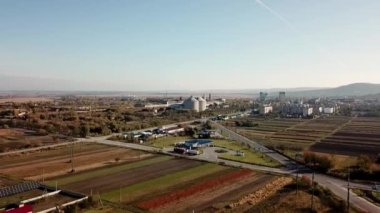 Buğday tarlasının en üst manzarası. Ağır çekim. Buğday tarlasının üzerinde uçuyor. Modern tarım. Baharda yeşil buğday tarlasında uçan dron. Tarım endüstrisinde teknolojik yenilik. Videonuz için