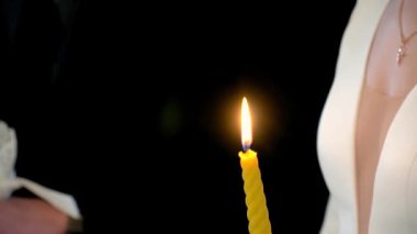 Eski mimari kilise mumu. Kilisedeki katedral avizesi. projeniz için video.