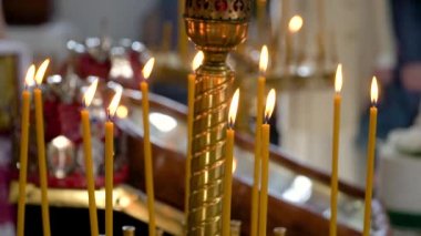 Eski mimari kilise mumu. Kilisedeki katedral avizesi. projeniz için video.