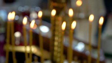 Eski mimari kilise mumu. Kilisedeki katedral avizesi. projeniz için video.