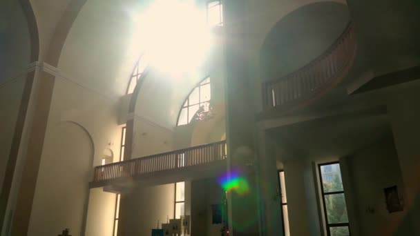 Zonnestralen Door Glas Loodramen Katholieke Kerk Non Loopt Het Gangpad — Stockvideo