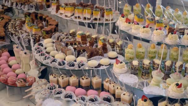 White Candy Bar Hochzeit Süßigkeitenbuffet Video Für Ihr Projekt — Stockvideo