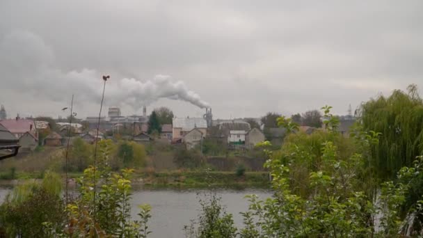 ガス精製プラントの生産工場からの煙 あなたのプロジェクトのビデオ — ストック動画