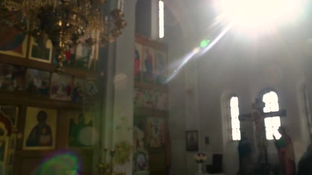 Rayos Sol Través Vidrieras Iglesia Católica Monja Caminando Por Pasillo — Vídeo de stock