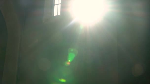 Zonnestralen Door Glas Loodramen Katholieke Kerk Non Loopt Het Gangpad — Stockvideo