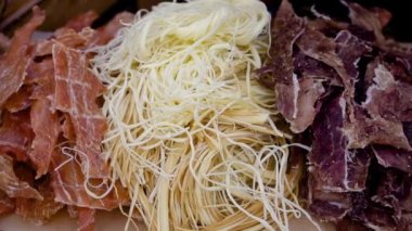 Doğranmış antipasto eti masada yavaşça döner. Siyah bir arka planda. projeniz için video.