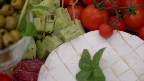 Gehakt Antipasto Vlees Draait Langzaam Tafel Een Zwarte Achtergrond Video — Stockvideo