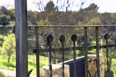 Kasaba evinin avlusu dağ manzaralı..