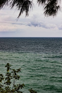 Sakin su dalgalarıyla mavi denizin güzel engin manzarası.