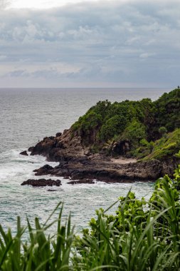 Gebyuran Sahili, Kebumen, Merkez Java, Endonezya 'daki güzel bitkilerle kaplı deniz ve kayalıkların manzarası.