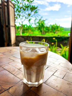Öğleden sonra kapuçino buzlu kahve içerken doğal manzaranın tadını çıkarıyorum..