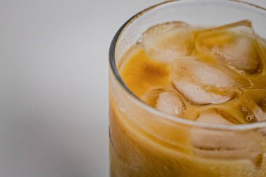  Cam fincanda buzlu kahve izole edilmiş beyaz arka plan.