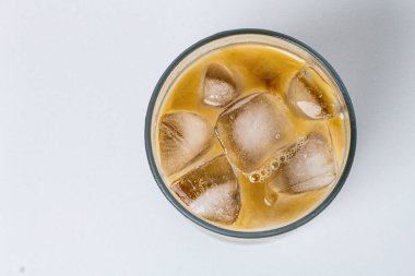  Cam fincanda buzlu kahve izole edilmiş beyaz arka plan.