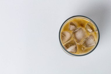  Cam fincanda buzlu kahve izole edilmiş beyaz arka plan.