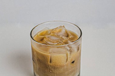  Cam fincanda buzlu kahve izole edilmiş beyaz arka plan.