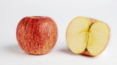 İzole edilmiş beyaz arka planda taze kırmızı elmalar