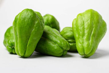 Kırpma yolu ile izole edilmiş taze chayote (Sechium edule) ve beyaz arka planda, sebze ve meyveler