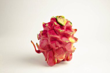 Kırmızılı ejderha meyvesi kesme yolu ile beyaz arka planda izole.