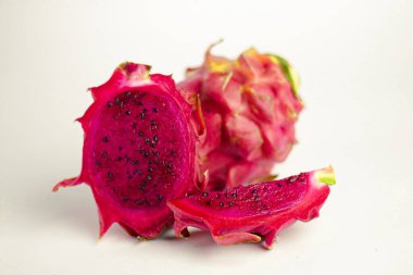 Kırmızılı ejderha meyvesi kesme yolu ile beyaz arka planda izole.