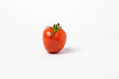 Beyaz arka planda izole edilmiş turuncu domates. Makro çekim.