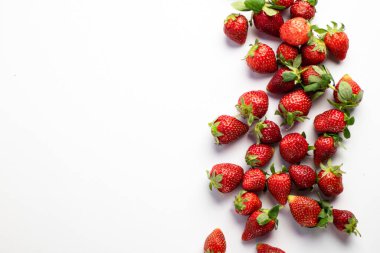 Yeşil yapraklı taze kırmızı çilekler. sağlıklı ve doğal yiyecekler.