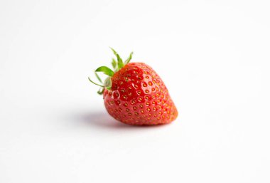 Beyaz arka planda izole edilmiş çilekler. Taze olgun çilekler yakından izole edilmiş..