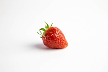 Beyaz arka planda izole edilmiş çilekler. Taze olgun çilekler yakından izole edilmiş..