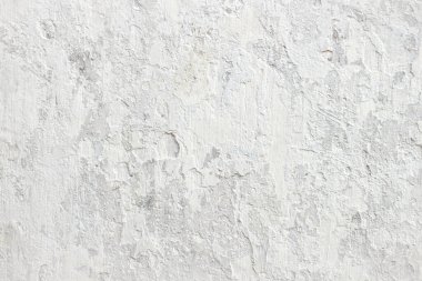 Beyaz beton duvarlar çatlamış ve soyulmuş.