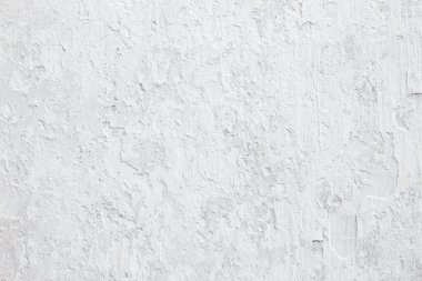 Beyaz beton duvarlar çatlamış ve soyulmuş.